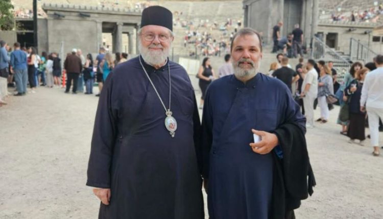 Ο-Μητροπολίτης-Αχαΐας-Αθανάσιος-στην-πρόβα-της-παράστασης-”Μήδεια”-στο-Αρχαίο-Θέατρο-Επιδαύρου