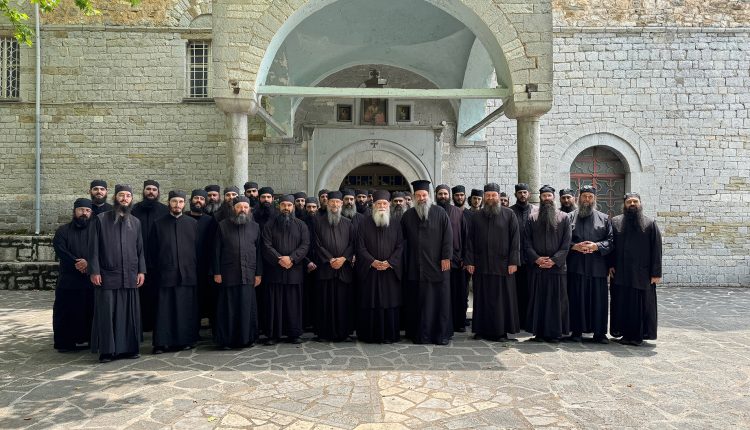 Ο-Γέροντας-Νεκτάριος-με-μοναχούς-στον-ευλογημένο-τόπο-της-Κόνιτσας
