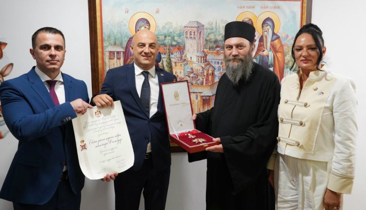 Ο-Ηγούμενος-της-ΙΜ.-Χιλανδαρίου-τιμήθηκε-με-πράσημο-του-σερβικού-κράτους