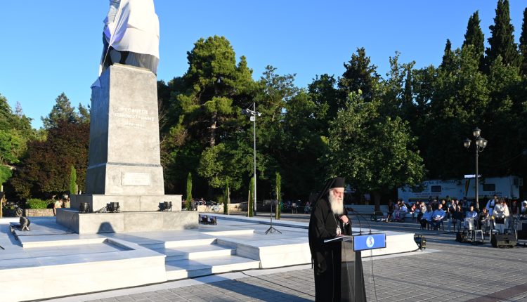 Ο-Μαντινείας-Επιφάνιος-στα-αποκαλυπτήρια-του-ανδριάντα-του-Θεοδώρου-Κολοκοτρώνη-στην-Τρίπολη