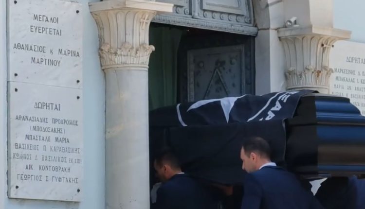 Κλίμα-συγκίνησης-στο-Α’-Νεκροταφείο-–-Πολιτικοί,-δημοσιογράφοι-και-φίλοι-λένε-το-τελευταίο-«αντίο»-στον-Ανδρέα-Μαζαράκη