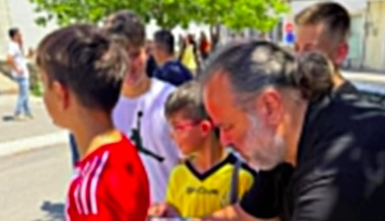 aek:-Ο-Ηλιόπουλος-υπέγραψε-σε-φανέλα-του-Ολυμπιακού-–-Το-μήνυμά-του-στον-μικρό-φίλαθλο
