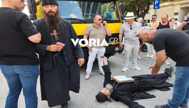 Θεσσαλονίκη:-Ρασοφόρος-ξάπλωσε-στον-δρόμο-για-να-διακόψει-την-πορεία-του-pride-–-Φώναζε-«Μετανοείτε»