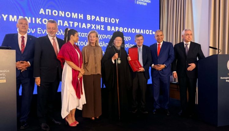 Με-το-βραβείο-«Οικουμενικός-Πατριάρχης-Βαρθολομαίος»-τιμήθηκε-ο-Αθανάσιος-Μαρτίνος
