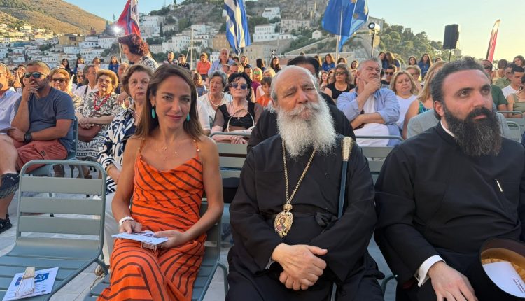 Στη-γιορτή-λήξης-του-σχολικού-έτους-του-Γυμνασίου-Ύδρας-ο-Μητροπολίτης-Εφραίμ