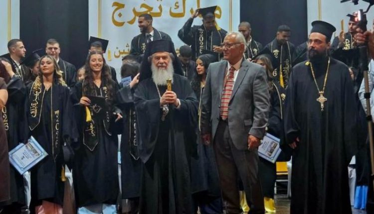 Ο-Πατριάρχης-Ιεροσολύμων-στην-τελετή-αποφοίτησης-του-Σχολείου-της-Κοινότητας-Ρέμλης