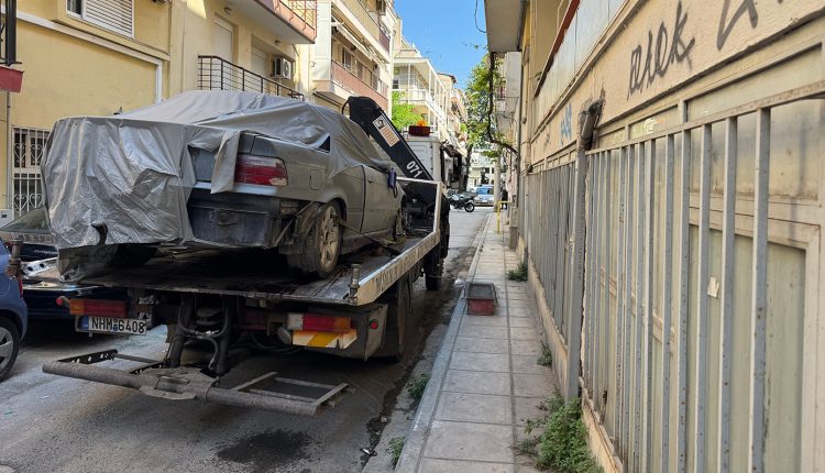 Ειδική-επιχείρηση-για-την-απομάκρυνση-εγκαταλελειμμένου-αυτοκινήτου-παρουσία-της-ΕΛΑΣ.-της-Θεσσαλονίκη