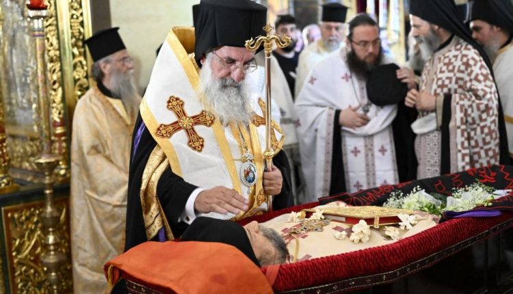 Η-Εξόδιος-Ακολουθία-του-Αγιοταφίτη-Αρχιμανδρίτη-Σεργίου-Τσουκαλά-στη-Μονή-Επανωσήφη