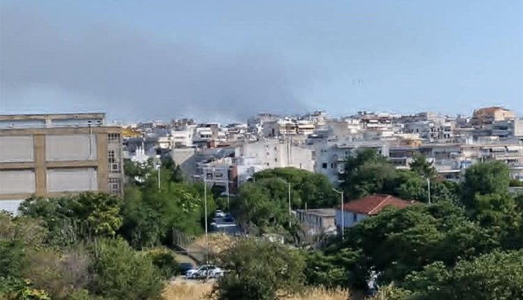 Μεγάλη-φωτιά-στη-Θεσσαλονίκη:-Ήχησε-το-112-για-τους-πνιγηρούς-καπνούς-στην-Περαία,-ενώ-επιχειρούν-εναέρια-μέσα