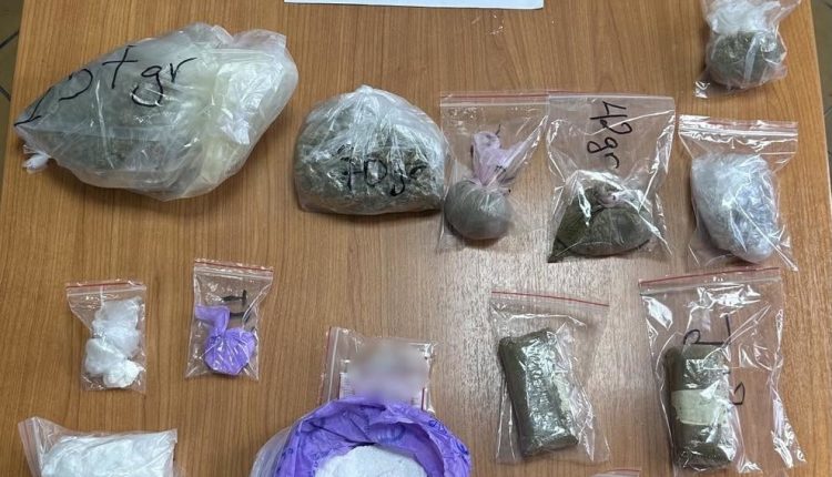 Αγρίνιο:-Εξαρθρώθηκε-συμμορία-για-διακίνηση-ναρκωτικών-–-Τέσσερις-συλλήψεις