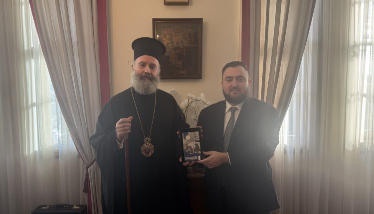 Ο-Πρόεδρος-της-Κρητικής-Αδελφότητος-Σύδνεϋ-και-ΝΝΟ-στον-Αρχιεπίσκοπο-Αυστραλίας-Μακάριο