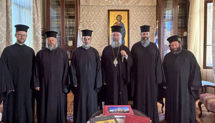 Το-νέο-ΔΣ.-του-Ιερατικού-Συνδέσμου-της-Μητροπόλεως-Ρεθύμνης-στον-Μητροπολίτη-Πρόδρομο