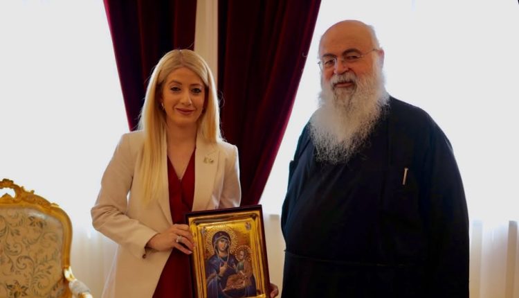 Στον-Αρχιεπίσκοπο-Γεώργιο-η-Πρόεδρος-της-Κυπριακής-Βουλής,-Αννίτα-Δημητρίου