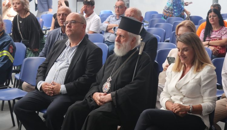 Ο-Σύρου-Δωρόθεος-στην-απονομή-πτυχίων-στους-αποφοίτους-της-Επαγγελματικής-Σχολής-Μαθητείας-της-ΔΥΠΑ-Σύρου