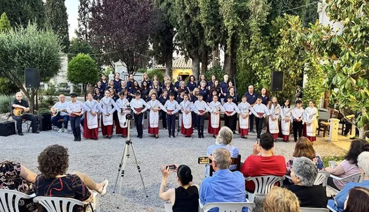 Η-Χορωδία-και-χορευτικό-τμήμα-της-Ευαγγελίστριας-Πειραιώς-στη-Θήβα