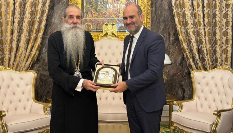 Ο-Υφυπουργός-Εθνικής-Οικονομίας-και-Οικονομικών-στον-Μητροπολίτη-Πειραιώς