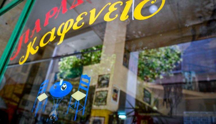 «Η-“Μουριά”-είναι-η-ζωή-μου»:-Η-έκκληση-του-ιδιοκτήτη-και-θαμώνων-του-εμβληματικού-καφενείου-στα-Εξάρχεια-για-να-παραμείνει-ανοιχτό
