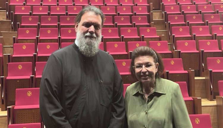 Η-Υπουργός-Πολιτισμού-Λίνα-Μενδώνη-στο-«Ιωνικό-Κέντρο»