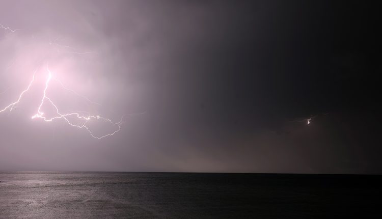 Καιρός-–-Μαρουσάκης:-Έντονη-αστάθεια-τις-επόμενες-ώρες-με-καταιγίδες,-κεραυνούς-και-χαλάζι