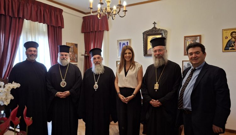 Στον-Αρχιεπίσκοπο-Κρήτης-η-Υπουργός-Παιδείας-Σοφία-Ζαχαράκη