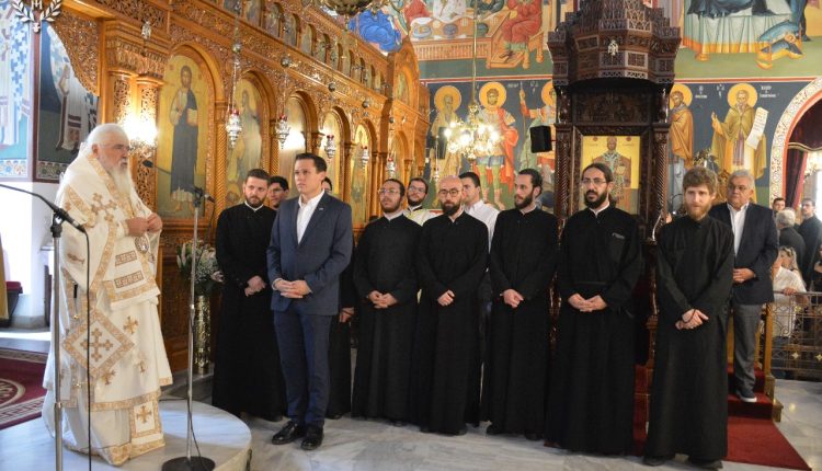 Ο-Νεαπόλεως-Βαρνάβας-ιερούργησε-στον-Άγιο-Γεώργιο-Κορδελιού-με-σπουδαστές-της-Θεολογικής-Σχολής-του-Λιβάνου