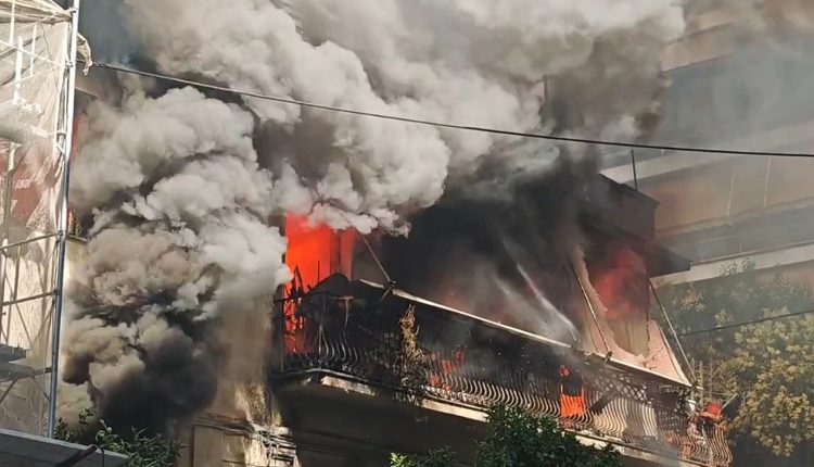 Φωτιά-σε-διαμέρισμα-πολυκατοικίας-στην-Καλλιθέα-–-Μια-ηλικιωμένη-πήδηξε-από-το-μπαλκόνι-για-να-σωθεί