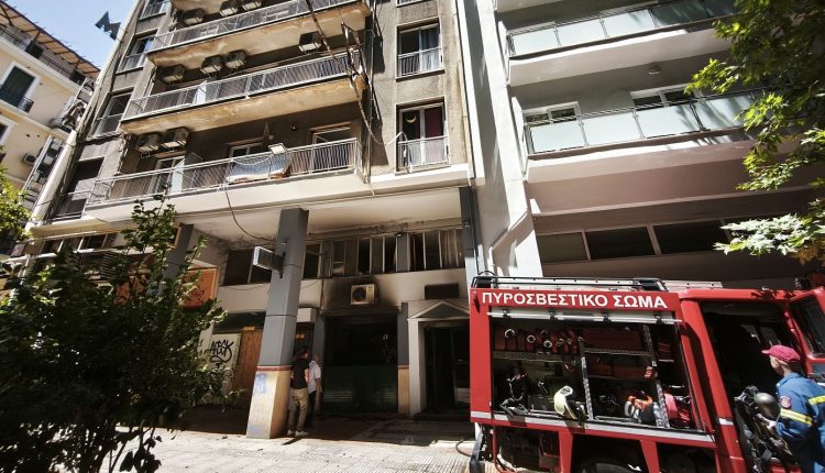 Πυρκαγιά-σε-χώρο-ξενοδοχείου-στην-Ομόνοια:-Από-ηλεκτρικό-πατίνι-ξεκίνησε-η-φωτιά-–-Τρεις-τραυματίες