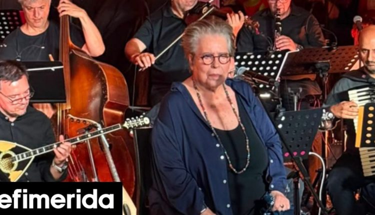 attica-roots-festival:-Μάγεψε-το-κοινό-η-Δήμητρα-Γαλάνη-στο-Σούνιο-Με-τραγούδια-του-Βασίλη-Τσιτσάνη-και-εκκλησιαστικούς-ύμνους