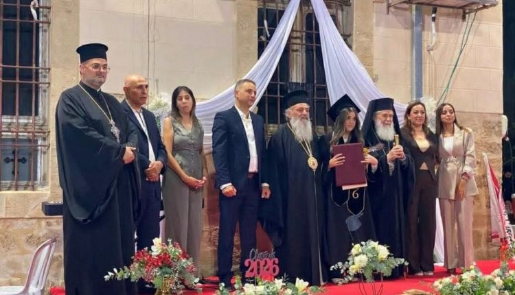 Ο-Πατριάρχης-Ιεροσολύμων-επιδίδει-τους-τίτλους-στους-αποφοίτους-του-Σχολείου-της-Ιόππης