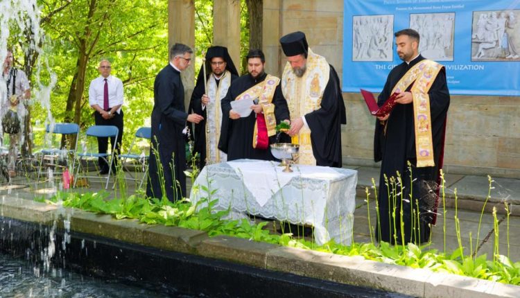 Ο-Μητροπολίτης-Θεσσαλονίκης-Φιλόθεος-τέλεσε-τον-Αγιασμό-στον-Ελληνικό-Πολιτιστικό-Κήπο-του-Κλίβελαντ