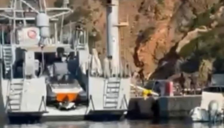 Βίντεο-από-τη-στιγμή-που-μετανάστες-αποβιβάζονται-στο-λιμάνι-του-Καραβέ-–-102-έφτασαν-στην-Κρήτη-τις-τελευταίες-ώρες