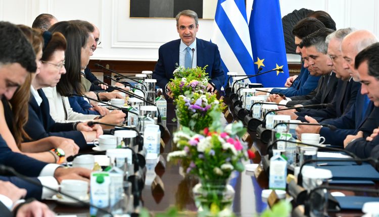 Μητσοτάκης:-Περαιτέρω-πτώση-στη-βενζίνη-–-Έλεγχοι-στην-αγορά-για-πάγωμα-των-τιμών