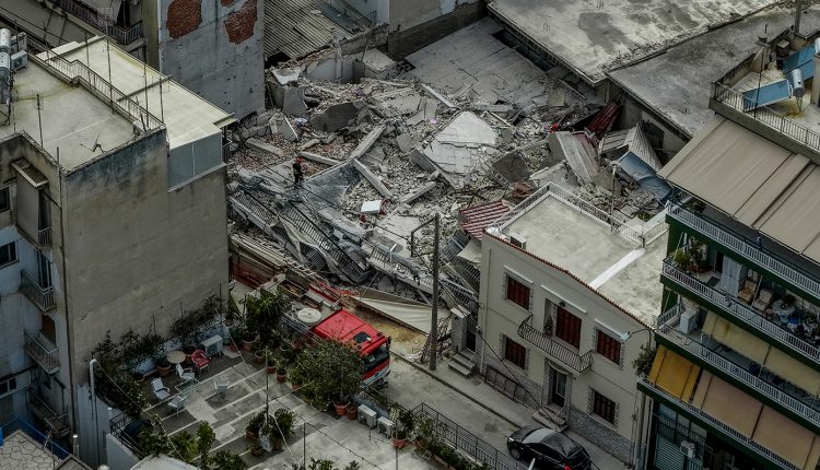 Γιατί-κατέρρευσε-η-πολυκατοικία-στα-Πετράλωνα-–-Τα-σενάρια-που-έχουν-μπει-στο-«μικροσκόπιο»-και-οι-μαρτυρίες