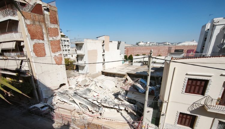 Νέα-στοιχεία-για-την-κατάρρευση-πολυκατοικίας-στα-Πετράλωνα-–-Το-επίμαχο-sms-μεταξύ-των-μηχανικών-και-το-«ντουλάπι»