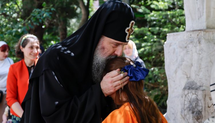 Ο-Πατριάρχης-Γεωργίας-υποδέχθηκε-μαθητές-με-προβλήματα-όρασης