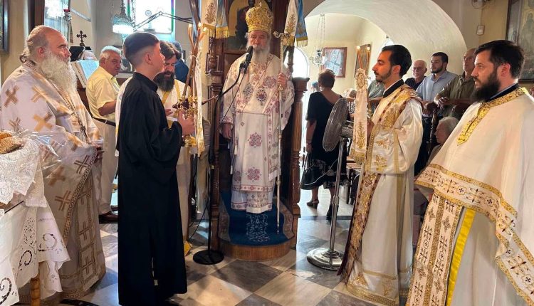 Ο-Μητροπολίτης-Ύδρας-στην-πανηγυρίζουσα-Ιερά-Μονή-Αγίων-Αναργύρων-στην-Ερμιόνη