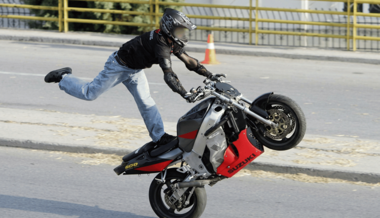Χανιά:-Πρόστιμο-μαμούθ-σε-ανήλικο-που-έκανε-σούζες-μπροστά-σε-περιπολικό-–-Κατασχέθηκε-η-μηχανή-του-πατέρα
