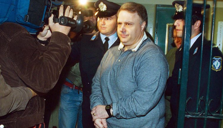 Ο-τραπεζίτης-που-έχτισε-μια-εκδοτική-αυτοκρατορία-για-να-κάνει-δουλειές-και-να-επηρεάζει-την-κυβέρνηση-και-η-αποκάλυψη-ενός-σκανδάλου-μεγατόνων