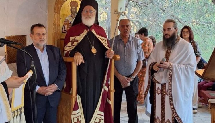 Ο-Μητροπολίτης-Αρκαλοχωρίου-στον-πανηγυρίζοντα-Ιερό-Ναό-Αγίων-Αναργύρων-στα-Καρουζανά-Πεδιάδος