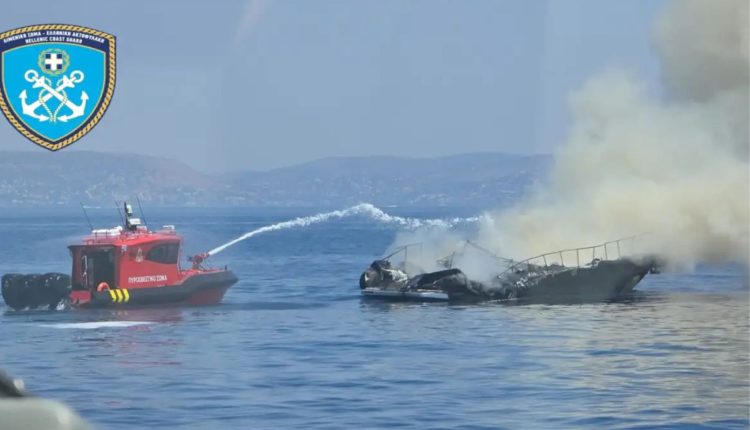 Συγκλονιστικές-εικόνες-από-τη-βύθιση-ταχύπλοου-που-παραδόθηκε-στις-φλόγες-ανοιχτά-της-Βουλιαγμένης
