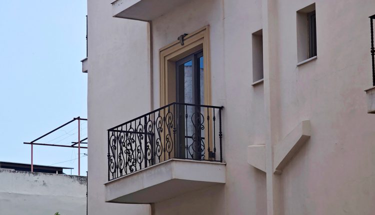 Από-αυτό-το-μπαλκόνι-έπεσε-ο-17χρονος-στο-Χαλάνδρι-–-Σε-κρίσιμη-κατάσταση-ο-νεαρός