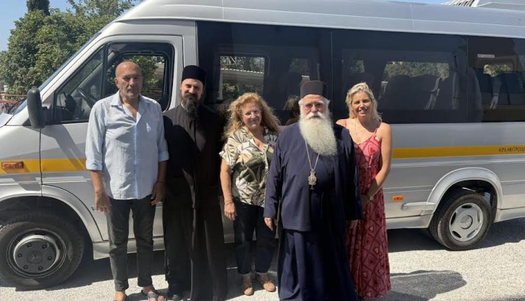 Δώρο-ζωής-για-το-ΚΔΑΠμεΑ-Βόλου:-Όχημα-17-θέσεων-δωρεά-της-Ιεράς-Μητροπόλεως-Δημητριάδος