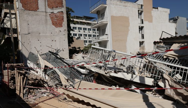 Στο-μικροσκόπιο-οι-εκσκαφές-για-την-κατάρρευση-της-πολυκατοικίας-στα-Πετράλωνα-–-Τι-προκύπτει-από-τις-εργασίες-στο-διπλανό-οικόπεδο
