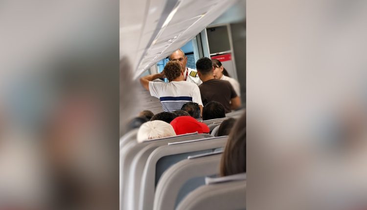 Ένταση-σε-πτήση-από-τη-Μύκονο-για-Νάπολη-–-Επιβάτες-σηκώθηκαν-μέσα-στο-αεροπλάνο-και-αρνούνταν-να-καθίσουν-στις-θέσεις-τους