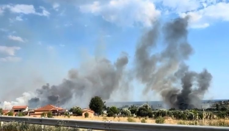 Φωτιά-στη-Νέα-Καλλικράτεια-της-Χαλκιδικής:-Ζημιές-σε-τέσσερα-σπίτια-–-Έγιναν-τρεις-απεγκλωβισμοί-κατοίκων