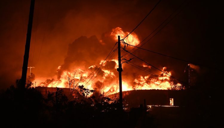 Υπό-έλεγχο-τα-περισσότερα-μέτωπα-της-πυρκαγιάς-στο-Ωραιόκαστρο-–-oλονύκτια-μάχη-με-τις-φλόγες-στο-εργοστάσιο-ανακύκλωσης