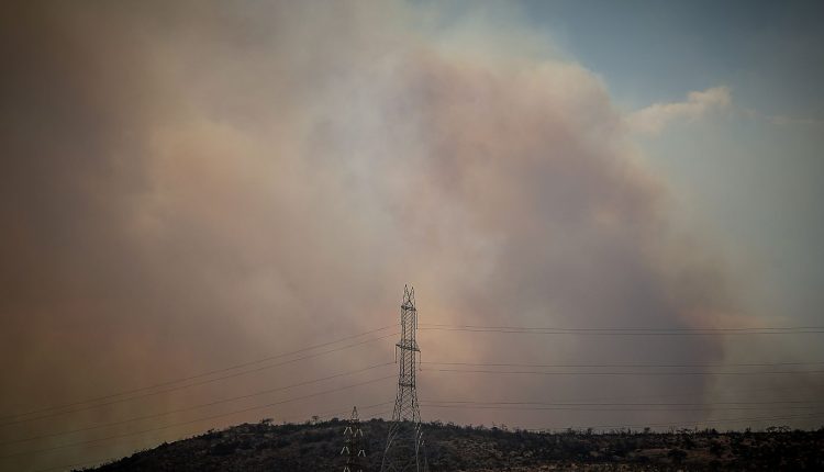 Φωτιά-στην-Οινόη:-Υπάρχουν-μαρτυρίες-ότι-ξεκίνησε-από-τσιγάρο-που-πετάχτηκε-από-αυτοκίνητο,-είπε-ο-δήμαρχος-Μάνδρας
