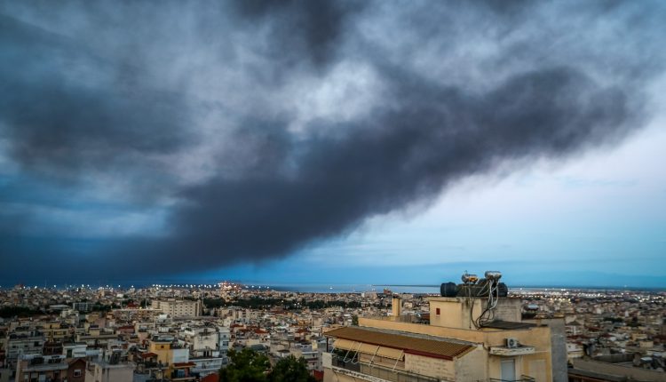 Προειδοποίηση-για-το-νέφος-μετά-τη-φωτιά-στο-Ωραιόκαστρο:-«Παράγονται-χιλιάδες-τοξικές-και-καρκινογόνες-ουσίες»