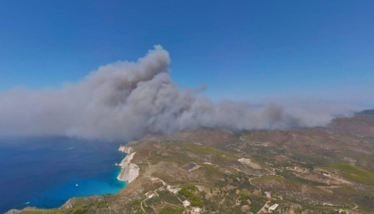 Φωτιά-στο-Γαζί-Ηρακλείου-–-Οι-άνεμοι-7-μποφόρ-δυσκολεύουν-την-επιχείρηση-κατάσβεσης