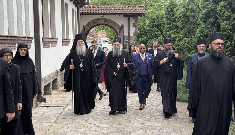 Ο-Σερβίας-Πορφύριος-και-Σύμβουλος-του-Τράμπ-στη-Μονή-Γκρατσάνιτσας
